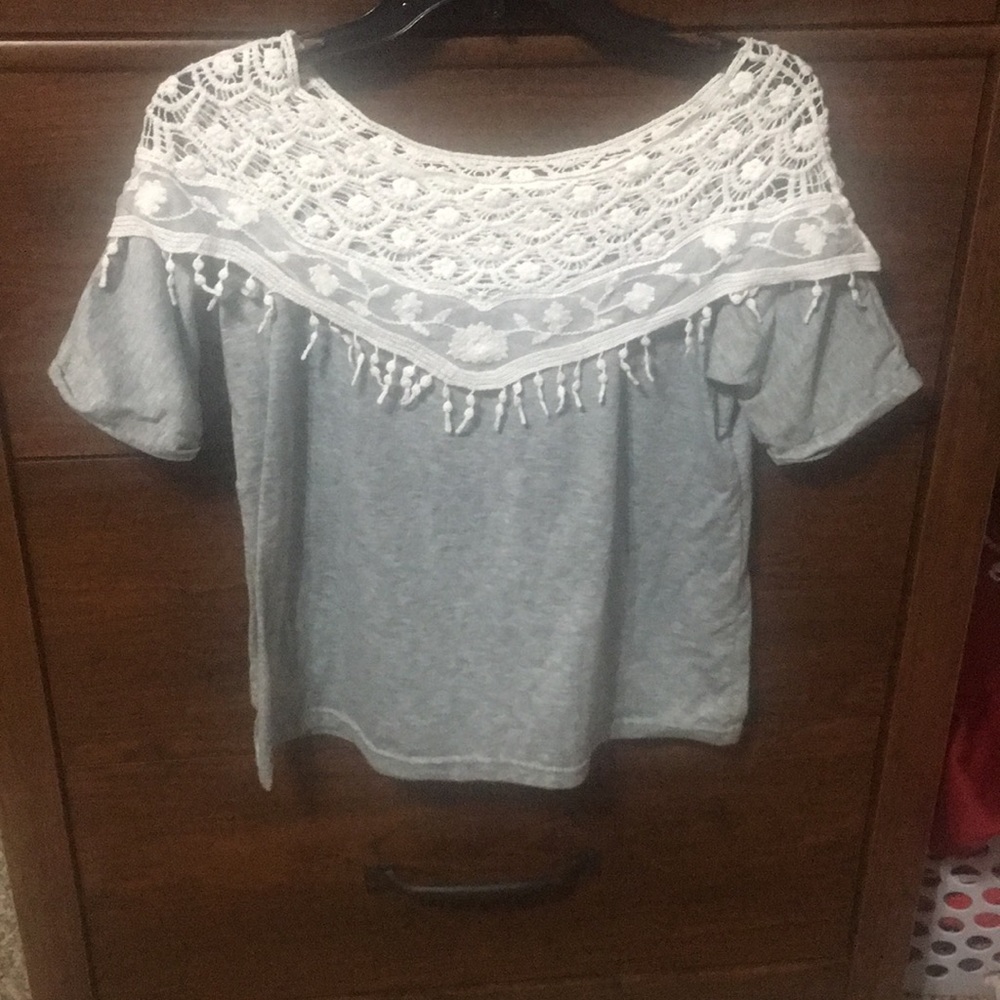 Gray t-shirt with white crochet collar